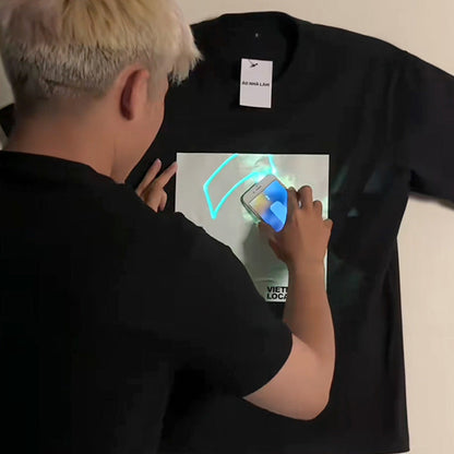 T-shirt met leuk eigen lichtgevoelige ontwerp en korte mouwen